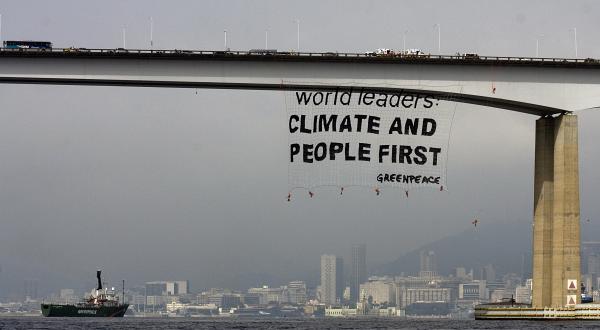 Aktivisten in Brasilien entfalten ein Banner über der Guanabara-Bucht in Rio de Janeiro, April 2009