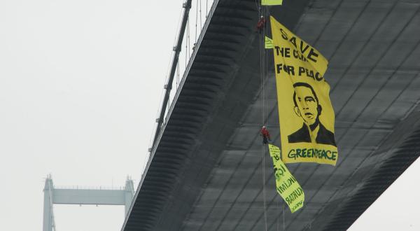 64 Meter über dem Bosporus fordern Aktivisten per Banner, das Klima zu schützen, April 2009