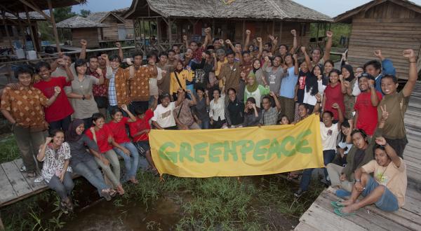 Greenpeace übergibt das Klimacamp in Kampar / Indonesien an die örtlichen Gemeinden.