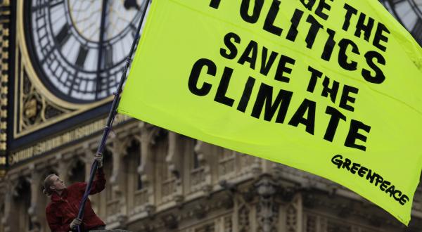 Greenpeace-Aktivisten mit Banner auf dem Londoner Parlament, November 2009