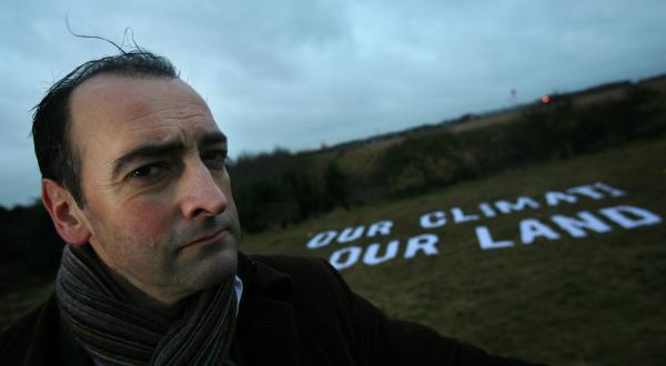 Alistair McGowan auf dem Heathrow-Gelände, Januar 2009