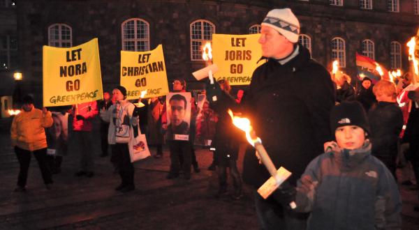 150 Greenpeacer und Unterstützer ziehen mit Fackeln zum Christiansborg-Palast, Dezember 2009