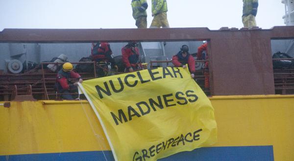 Aktivisten mit Banner auf dem Transpotschiff Happy Ranger, November 2009