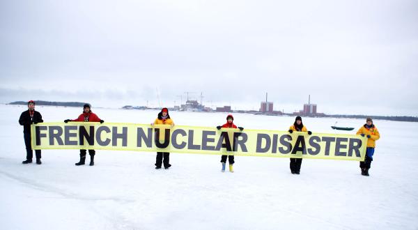 Greenpeace-Aktivisten protestieren in Finnland gegen Atomkraft mit einem riesen Banenr: French Nuclear Disaster, März 2010.