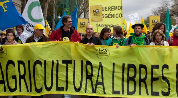 15.000 Menschen demonstrieren in Madrid (Spanien) gegen Gentechnik in der Landwirtschaft.