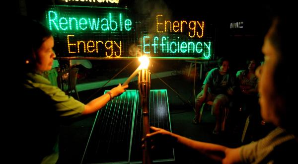 Mit LED-Lampen (Light Emitting Diodes) ist Energiesparen sehr effektiv, wie hier in der Malate-Kirche in Manila/Philippinen anlässlich der Earth Hour 2010. 