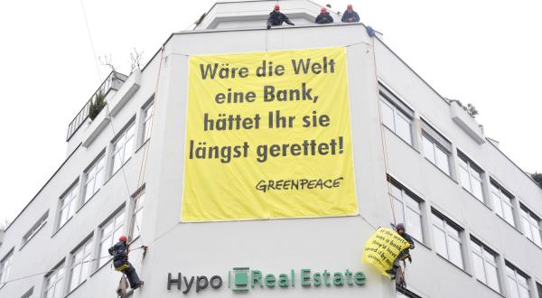 Kletterer protestieren am Gebäude der Hypo Real Estate Bank in München, März 2009