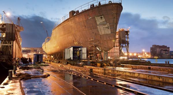 Greenpeace Flagschiffes Rainbow Warrior III wird auf der Maritim Werft in Danzig auf einem Ponton fixiert, November 2010