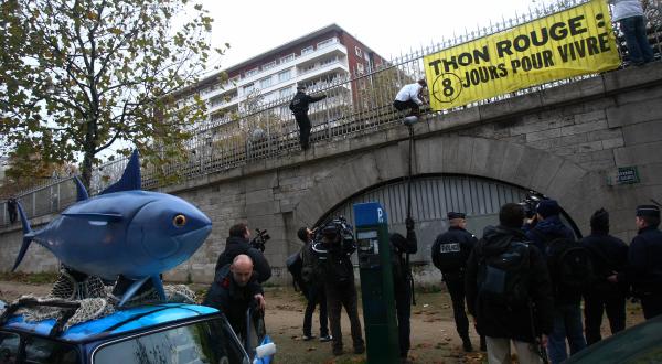 Greenpeace-Aktivisten in Frankreich warnen vor der Ausrottung des Roten Thunfischs, November 2010.