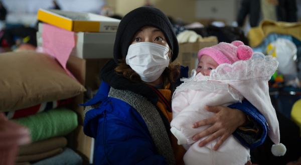 Nach dem Super-GAU in Fukushima: Eine Mutter mit ihrem Kind in einer Flüchtlingsunterkunft in Yonezawa, März 2011
