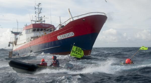 Der französische Trawler Pierre-Jacques Matigny fischt in 1000 Metern Tiefe im Nordostatlantik. Greenpeace-Aktivisten proestieren dagegen (November 2011)