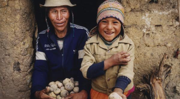 Kartoffelernte aus nachhaltiger Landwirtschaft in Bolivien, Gabriel Crispin mit seinem Sohn.