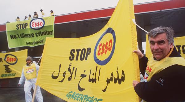"Stoppt Esso-Woche" von Greenpeace, rechts im Bild Gerd Leipold, Oktober 2002