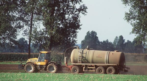 Ein Traktor verteilt Gülle, Mai 1998