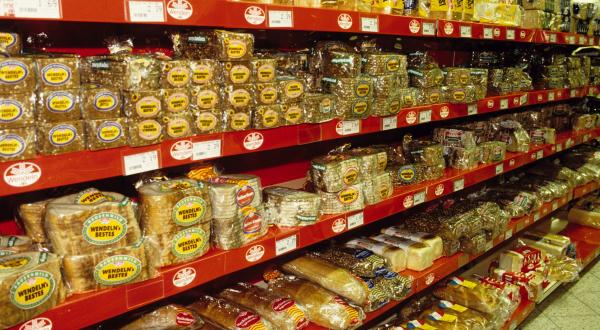 Brot in einem Supermarktregal