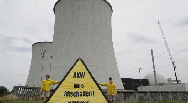 Aktivisten mit Banner vor Atomkraftwerk Biblis, Juli 2005