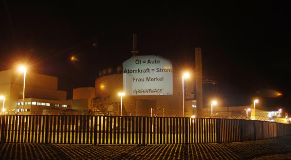 Projektion an das AKW Brokdorf zur Ankündigung der Bundeskanzlerin den Atomausstieg zu hinterfragen, Januar 2007
