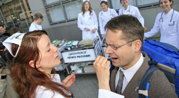 Als Krankenschwestern gekleidete Greenpeace-Aktivistinnen fordern die Teilnehmer der in Berlin stattfindenden EU-Konferenz zum Patentrecht und Passanten auf, anonyme Speichel- und Haarproben abzugeben. Sie wollen prüfen, ob auch die anwesenden Politiker u