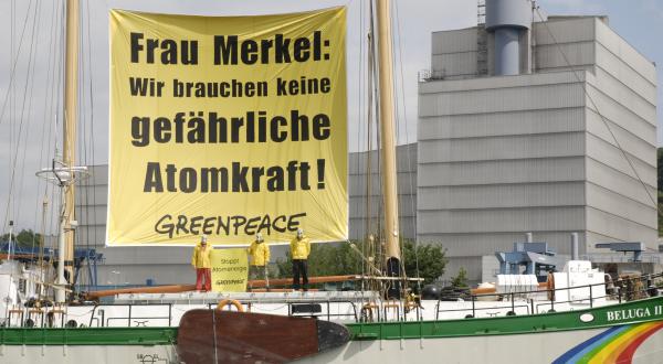 Greenpeace protestiert mit der Beluga II vor dem Atomkraftwerk Krümmel in Geesthacht, Juni 2007
