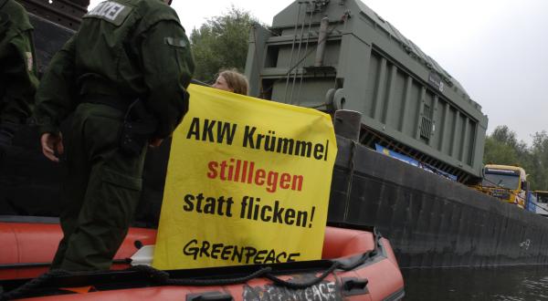Aktivisten protestieren im Schlauchboot gegen den Transport eines neuen Transformators für das AKW Krümmel, Juni 2007