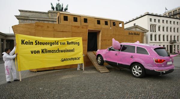 Aktivisten demonstrieren mit umdekorierten Autos zu Klimaschweinen, November 2008  