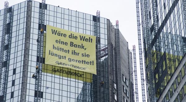Kletterer bringen Banner an der Deutschen Bank Zentrale an, März 2009