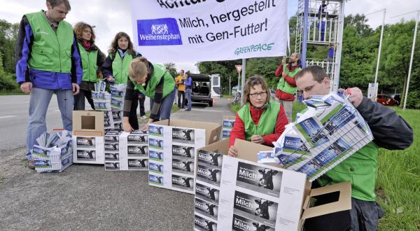 Post für Weihenstephan, doch das Unternehmen weigert sich, die 4.000 Briefe besorgter Verbraucher in Empfang zu nehmen. Stattdessen gibt's ein Hausverbot für die Überbringer von der Greenpeace-Gruppe München.