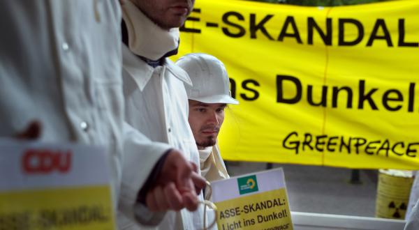Greenpeace-Aktivsten fordern vor dem Landtag Aufklärung über die illegale Atommüllkippe Asse, Juni 2009