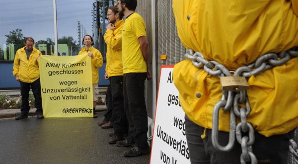 Aktivisten verriegeln das Einfahrtstor zu Krümmel mit Eisenketten, Jui 2009