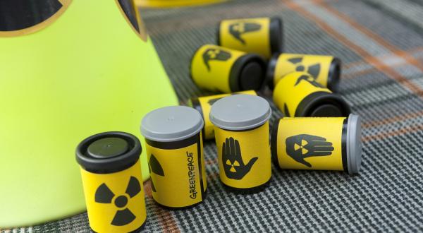 Symbolische Atommüllfässer aus Filmdosen werden beim GAT verteilt, August 2009
