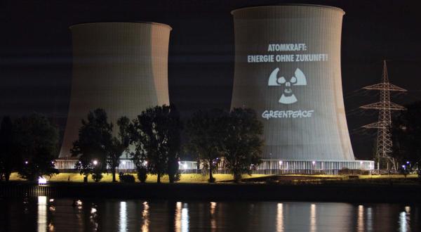 Greenpeace-Projektion am Reaktor Biblis A in der Nacht vor der RWE-Kundgebung, Sedptember 2009