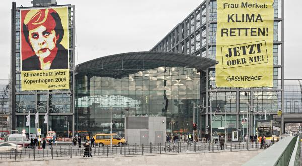 Appell an Merkel zum Klimagipfel am Berliner Hauptbahnhof, Dezember 2009