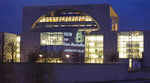 Mit der grossflächigen Projektion "Nein zur Gen-Kartoffel!" und einer Kartoffelfratze auf das Bundeskanzleramt in Berlin haben Greenpeace-Aktivisten gegen den Anbau der umstrittenen Gen-Kartoffel "Amflora" protestiert, März 2010.