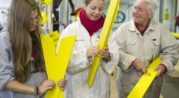 Greenpeace Ehrenamtliche bereiten gelbe Kreuze (Castor X) und Schilder für die Castor-Demonstration im November 2010 im Wendland vor.