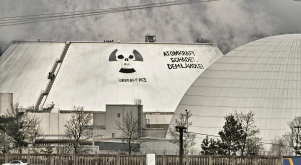 Greenpeace-Aktivisten protestieren mit einer Diaprojektion auf dem AKW Neckarwestheimgegen Atomkraft