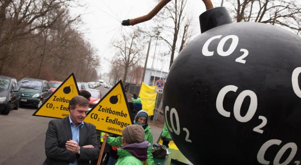 Protest in Potsdam mit der symbolischen CO2 Bombe gegen die CO2 Endlagerung, März 2011