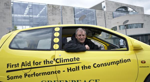 Greenpeace-Verkehrsexperte Wolfgang Lohbeck im SmILE - dem 3-Liter-Auto, 2011