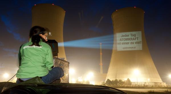 Greenpeace-Projektion auf das AKW Grafenrheinfeld am 6. Juni 2011: "Jeder Tag Atomkraft ist einer zu viel"