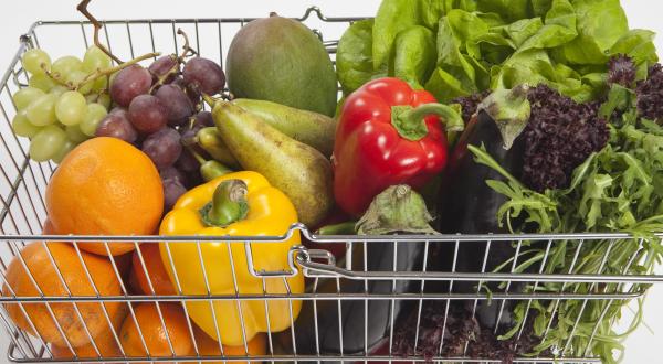 Obst und Gemüse in einem Einkaufskorb.