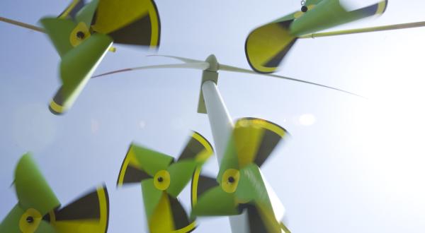 Grün-gelben Windräder symbolisieren die Energiewende.