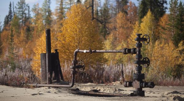 Komi-Region (Russland): Aus alten und kaputten Pipelines in die Landschaft sickert Öl. 2011