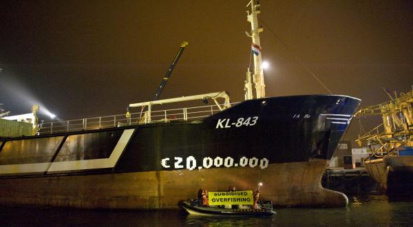 Greenpeace-Aktivisten protestieren im niederländischen IJmuiden gegen den Trawler Helen Mary (Dezember 2011)
