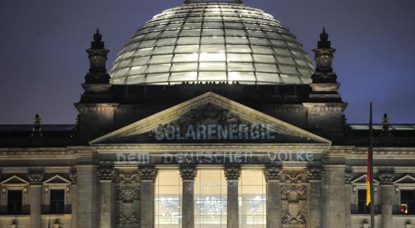 Projektion für mehr Solarförderung am Reichstag in Berlin, März 2012
