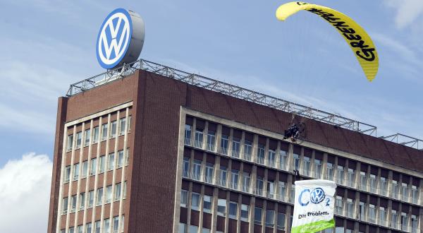 Fliegender Protest an der VW-Zentrale (April 2012)