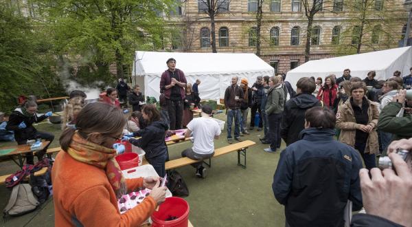 McPlanet-Teilnehmer auf einer Wiese vor dem Kongressgebäude (TU Berlin) - hier wird Essen für die Teilnehmer vorbereitet
