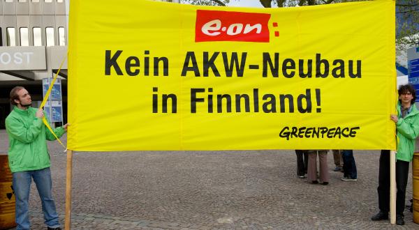 Protest vor der E.ON Hauptversammlung gegen den AKW-Neubau im finnischen Pyhaejoki, Mai 2012 
