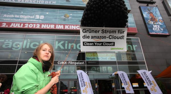 Greenpeace-Aktivisten protestieren vor der Amazon-Filiale in Berlin, Juni 2012