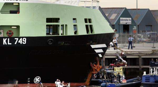 Das Protestcamp der Greenpeace-Aktivisten am Trawler Margiris im Hafen von IJmuiden wird aufgelöst