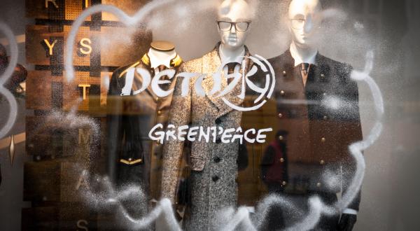 2012: Die Modekette Zara hat Besuch von Greenpeace. Der Grund: Die Chemikalien der Textilindustrie verseuchen Gewässer in China. 