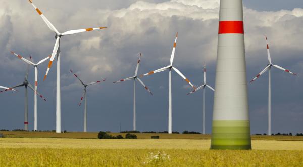 Strom aus Wind-, Wasser- und Solarkraft kommt den Verbraucher im Vergleich günstiger.